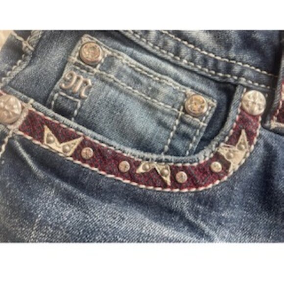 MISS ME*EMBELLISHED*LOW RISE*SIGNATURE SHORTS*TAG 31 MEASURED WAIST IS A 32" - Picture 4 of 5